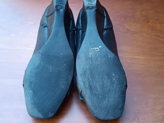 Zapatos salón tacón bajo negros con hebilla.