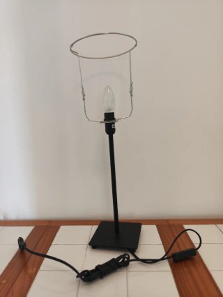 Estructura lámpara pequeña con cable