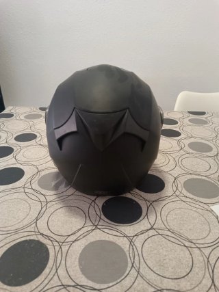 Casco de moto negro con visera