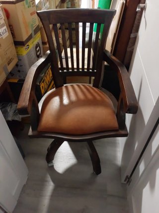 Sillón de escritorio antiguo de madera y piel