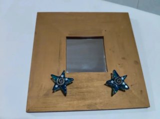 Marco de madera con espejo y estrellas