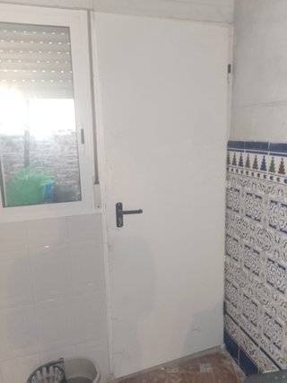 Puerta blanca con ventana