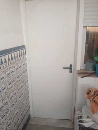 Puerta blanca con ventana
