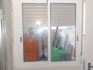 Puerta blanca con ventana
