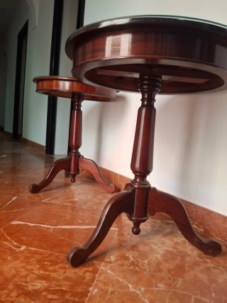 Mesas auxiliares de caoba y cristal