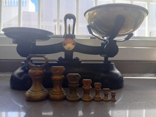 Antigua báscula inglesa con pesas, balanzas.