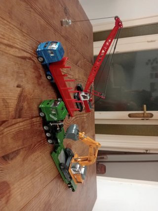 Grúa de juguete metálica roja
