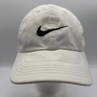 Gorra Nike Blanca con Logo Marrón
