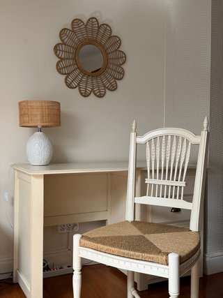 Silla de madera con asiento de yute.