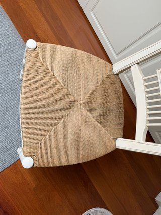 Silla de madera con asiento de yute.