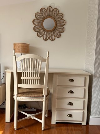 Silla de madera con asiento de yute.
