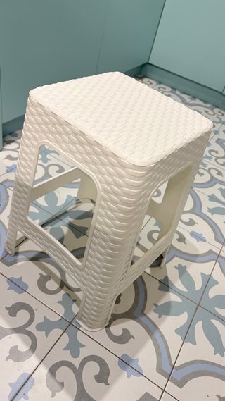 Taburete blanco para baño o terraza