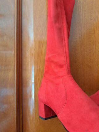 Botas rojas por encima de la rodilla