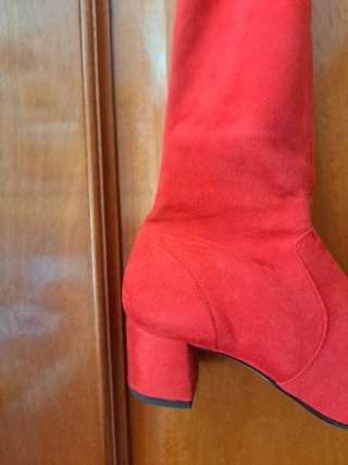 Botas rojas por encima de la rodilla