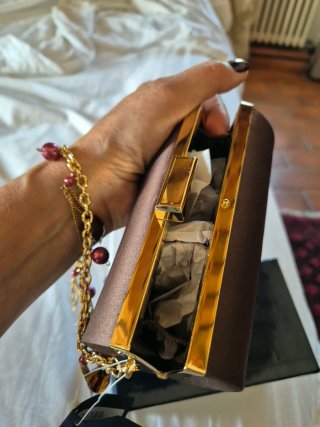 Pochette marrone con dettagli oro