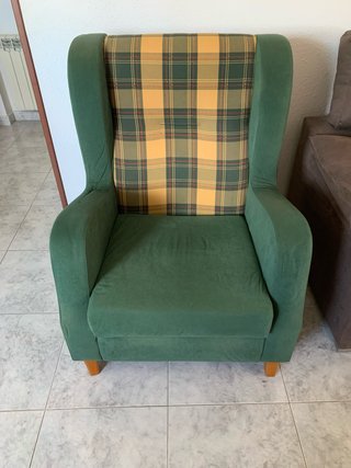 Sillón verde con estampado de cuadros