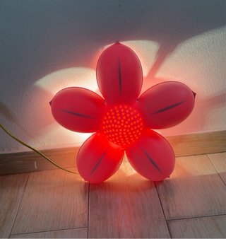 Lámpara flor rosa infantil IKEA