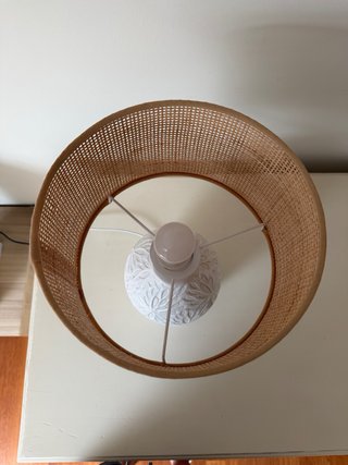 Lámpara de mesa cerámica y ratán