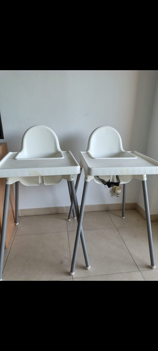 2 seggioloni per bambini bianchi