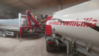 Camión Iveco con caja basculante, grúa y cisterna