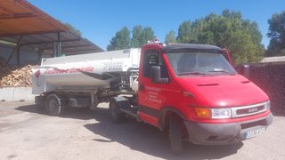 Camión Iveco con caja basculante, grúa y cisterna