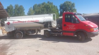 Camión Iveco con caja basculante, grúa y cisterna