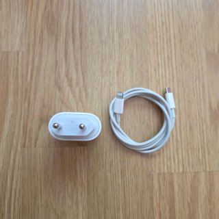 Adaptador de corriente Apple blanco con puerto USB