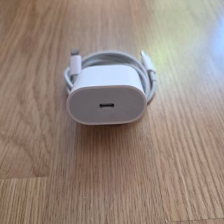 Adaptador de corriente Apple blanco con puerto USB