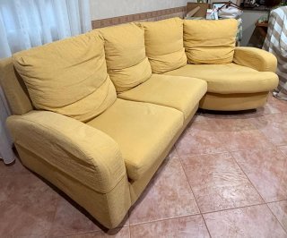 Sofá modular amarillo de tela
