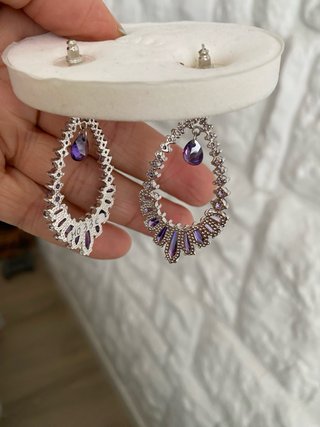 Pendientes largos morados con circonitas