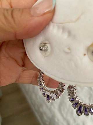 Pendientes largos morados con circonitas