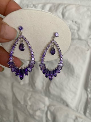 Pendientes largos morados con circonitas