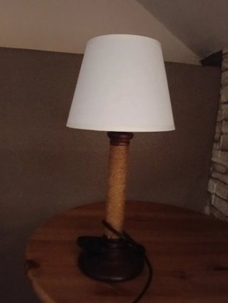 Lámpara de mesa madera y tela