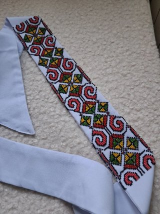 Cinturon bordado de tela blanca