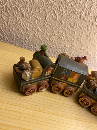 Tren de juguete vintage con animales