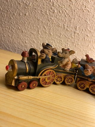 Tren de juguete vintage con animales