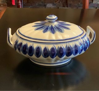 Sopera blanca pintada a mano