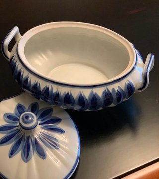 Sopera blanca pintada a mano