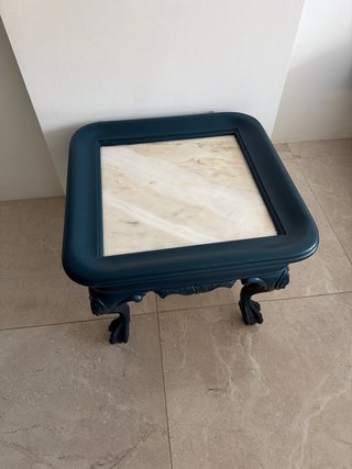 Mesa auxiliar azul y blanca con patas talladas