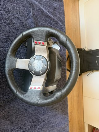 Volante Logitech G27 con pedales y palanca