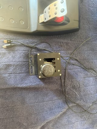 Volante Logitech G27 con pedales y palanca