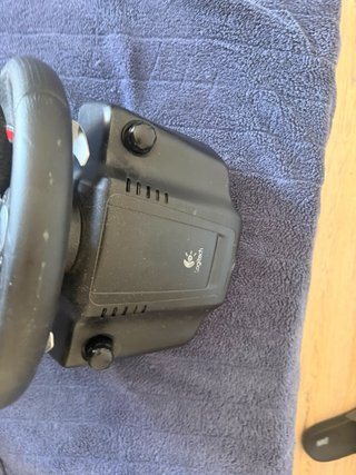 Volante Logitech G27 con pedales y palanca