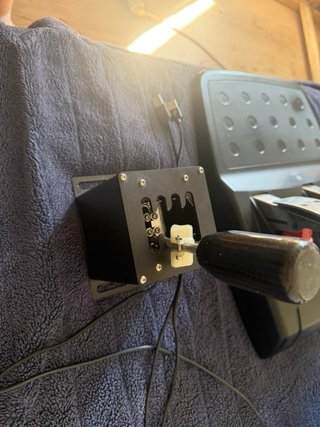 Volante Logitech G27 con pedales y palanca