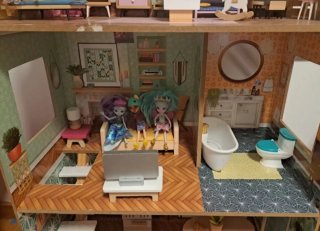 Casa de muñecas con muebles y figuras