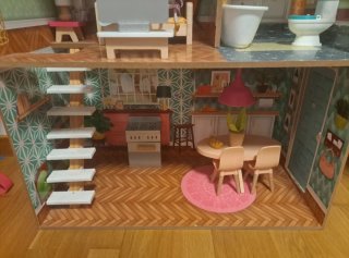 Casa de muñecas con muebles y figuras