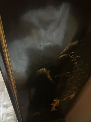 Mueble asiático negro con detalles dorados