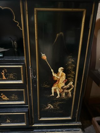Mueble asiático negro con detalles dorados