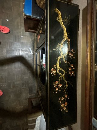 Mueble asiático negro con detalles dorados