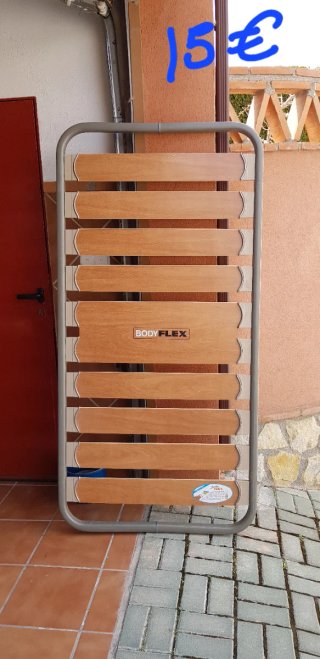 Mesita auxiliar de mimbre