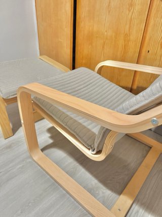 Sillón y reposapiés madera y tela. Poäng Ikea